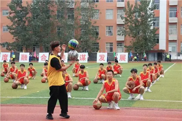 儿童如何在游戏中学习篮球技术_0